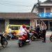 Bentuk Pelayanan Kepolisian Kepada Masyarakat, Personil Polsek Lembursitu Laksanakan Pengaturan Lalu lintas di Seputaran Simpang Merdeka