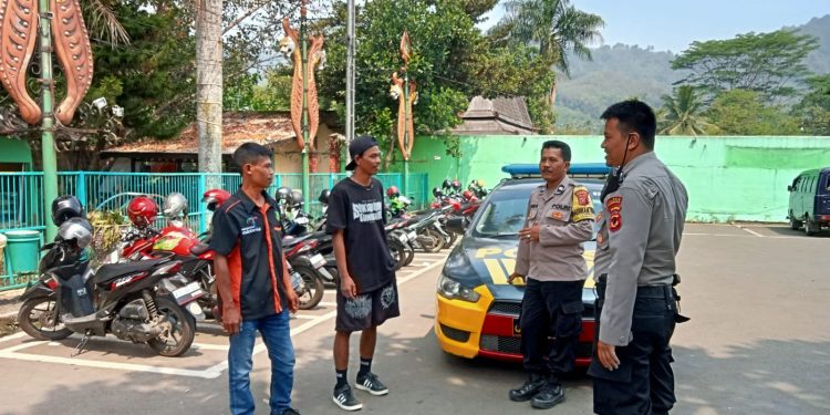 Himbauan Kamtibmas Ke Juru Parkir, Bhabinkamtibmas Waspadai Pencurian Helm
