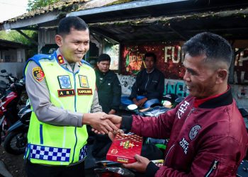 Sambangi Opang, Kapolres Sukabumi Kota Bagikan Kain Sarung