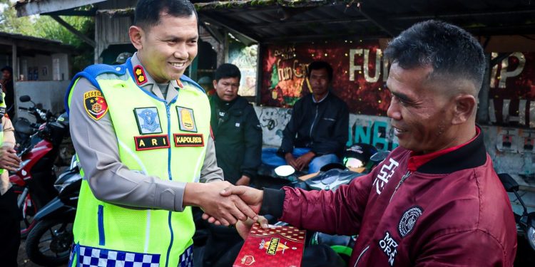 Sambangi Opang, Kapolres Sukabumi Kota Bagikan Kain Sarung
