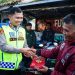 Sambangi Opang, Kapolres Sukabumi Kota Bagikan Kain Sarung