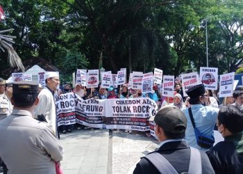 Geruduk Kantor Bupati Cirebon, Massa FGC Desak Rocky Gerung Ditangkap