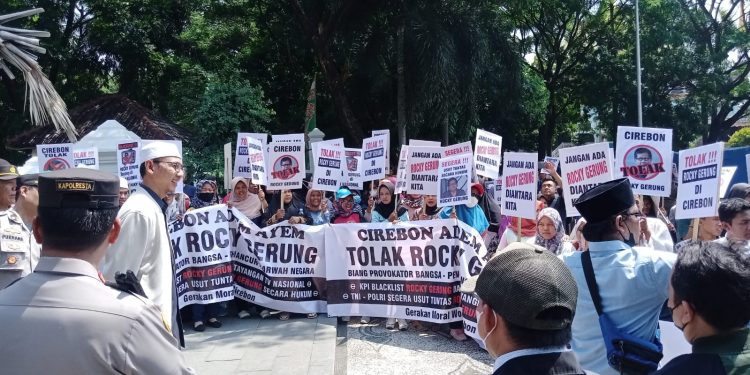 Geruduk Kantor Bupati Cirebon, Massa FGC Desak Rocky Gerung Ditangkap