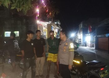 Sambangi Warga Malam Hari, Bhabinkamtibmas Sampaikan Pesan Kamtibmas Kepada Warganya Dengan Humanis