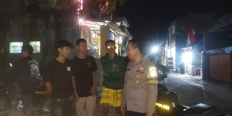 Sambangi Warga Malam Hari, Bhabinkamtibmas Sampaikan Pesan Kamtibmas Kepada Warganya Dengan Humanis