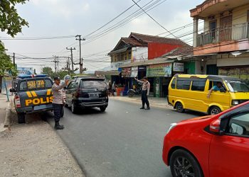 Anggota Polsek Lembursitu Melakukan Pengaturan Lalu Lintas Sore