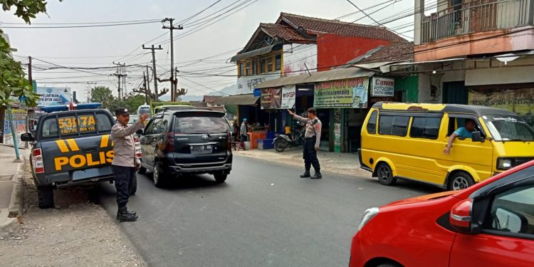 Anggota Polsek Lembursitu Melakukan Pengaturan Lalu Lintas Sore