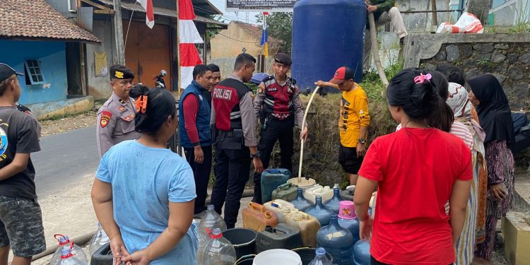 Bantu Warga Terdampak Kekeringan, Polres Sukabumi Kota Distribusikan Air Bersih
