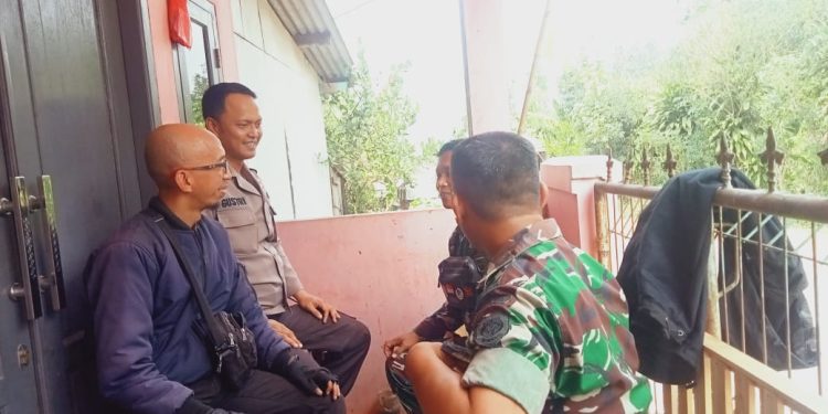 Sinergitas TNI-POLRI, Bhabinkamtibmas Polsek Lembursitu dan Babinsa Laksanakan Sambang dan dialogis bersama Warga