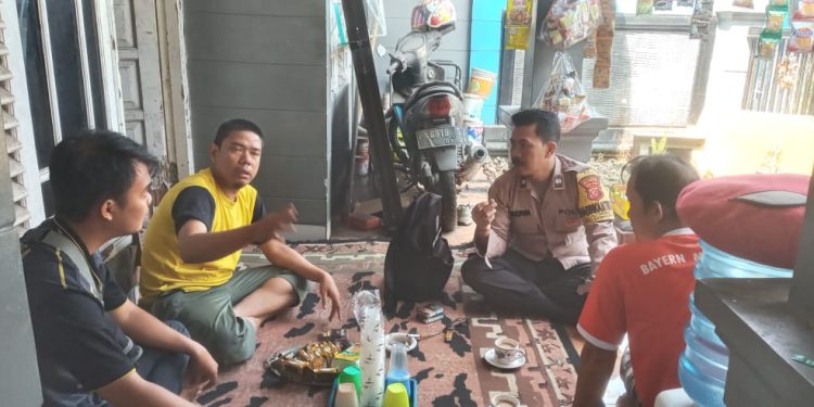 Sambang, Bhabinkamtibmas Ajak Warga Masyarakat Agar Bahu Membahu Menjaga Keamanan di Wilayah