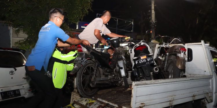 Nongkrong Hingga Larut Malam, Tiga Remaja di Sukabumi Diantar Pulang Polisi