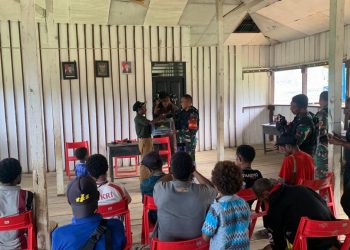 Peringati HUT RI Ke 78, Satgas Yonif 310/KK Disambut Warga Perbatasan dan Berikan Bantuan