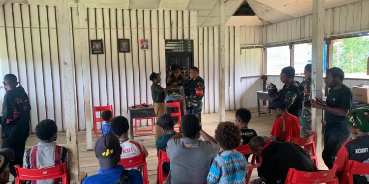 Peringati HUT RI Ke 78, Satgas Yonif 310/KK Disambut Warga Perbatasan dan Berikan Bantuan