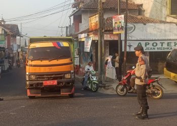 Berikan Rasa Aman Bagi Pengguna Jalan, Anggota Polsek Lembursitu Laksanakan Pengaturan Lalu Lintas Di pagi Hari