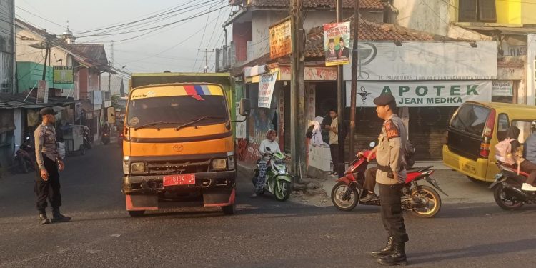 Berikan Rasa Aman Bagi Pengguna Jalan, Anggota Polsek Lembursitu Laksanakan Pengaturan Lalu Lintas Di pagi Hari