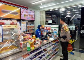 Ciptakan Kamtibmas Yang Kondusif, Bhabinkamtibmas Sambangi Indomaret di Wilayah Binaan