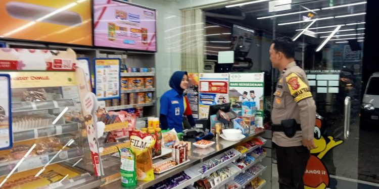 Ciptakan Kamtibmas Yang Kondusif, Bhabinkamtibmas Sambangi Indomaret di Wilayah Binaan