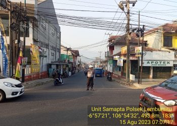 Wujud Pelayanan Guna Kelancaran Lalu Lintas Anggota Polsek Lembursitu Laksanakan Pengaturan Lalu Lintas di Pagi Hari