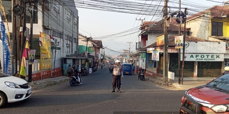 Wujud Pelayanan Guna Kelancaran Lalu Lintas Anggota Polsek Lembursitu Laksanakan Pengaturan Lalu Lintas di Pagi Hari