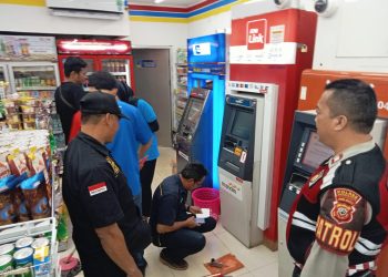 Cegah Kejahatan Perbankan Saat Patroli Malam Anggota Polsek Lembursitu kontrol Mesin ATM
