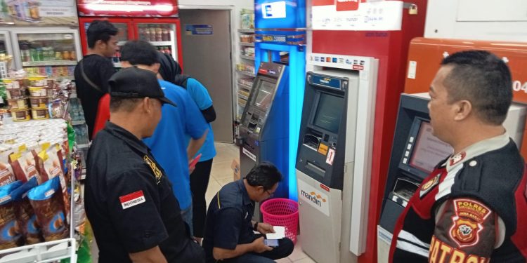 Cegah Kejahatan Perbankan Saat Patroli Malam Anggota Polsek Lembursitu kontrol Mesin ATM