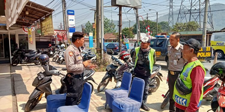 Anggota Polsek Lembursitu Dialogis Himbauan Kepada Petugas Satpam dan Petugas Parkir