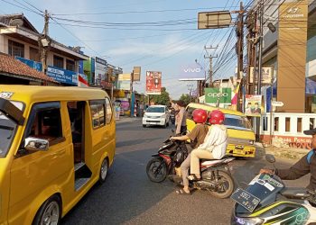 Selalu Hadir Di Tengah Masyarakat Anggota Polsek Lembursitu Lakukan Pengaturan Lalin di Simpang Merdeka
