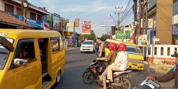 Selalu Hadir Di Tengah Masyarakat Anggota Polsek Lembursitu Lakukan Pengaturan Lalin di Simpang Merdeka