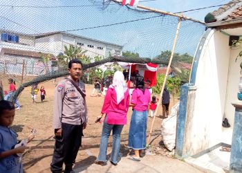 HUT RI ke 78, Bhabinkamtibmas Polsek Lembursitu Monitoring Lomba Kemeriahan