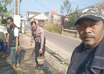 Bhabinkamtibmas Polsek Lembursitu Kerja Bakti Gotong Royong Bersama Warga Pembangunan Teras Halaman Mesjid Al-Ikhlas