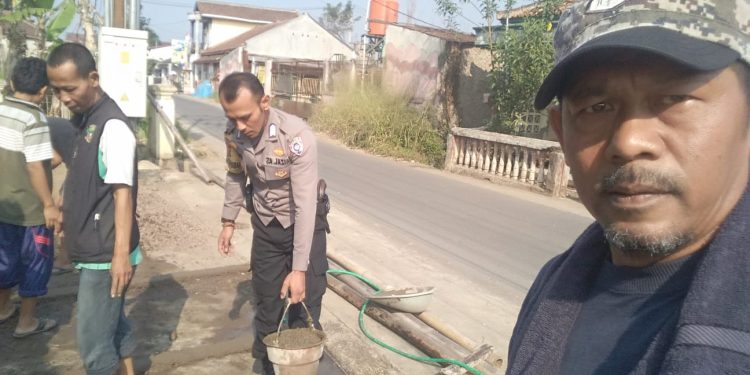 Bhabinkamtibmas Polsek Lembursitu Kerja Bakti Gotong Royong Bersama Warga Pembangunan Teras Halaman Mesjid Al-Ikhlas