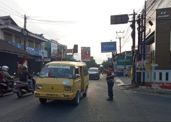 Ciptakan Kamseltibcarlantas, Polsek Lembursitu Gelar Pelayanan Rutin Gatur Siang hari