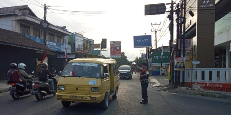 Ciptakan Kamseltibcarlantas, Polsek Lembursitu Gelar Pelayanan Rutin Gatur Siang hari