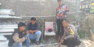 Sambangi Warga Bhabinkamtibmas Sampaikan Pesan Kamtibmas Kepada Warganya Dengan Humanis