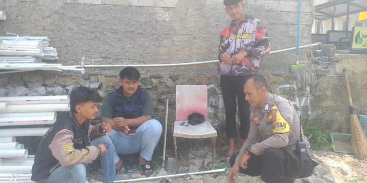 Sambangi Warga Bhabinkamtibmas Sampaikan Pesan Kamtibmas Kepada Warganya Dengan Humanis