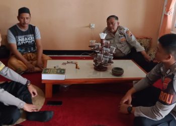 Sambangi Warga Bhabinkamtibmas Sampaikan Pesan Kamtibmas kepada Warganya dengan Humanis