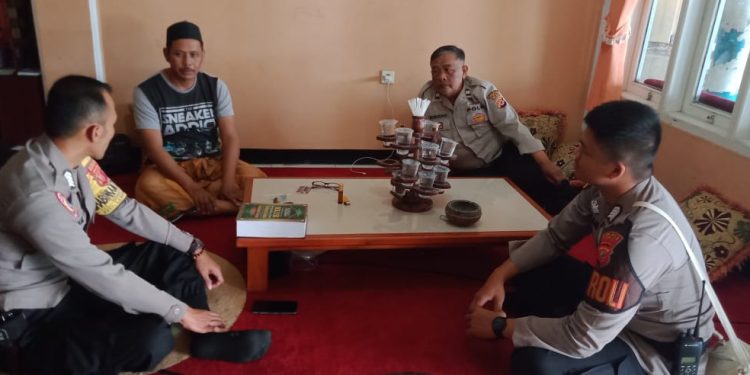 Sambangi Warga Bhabinkamtibmas Sampaikan Pesan Kamtibmas kepada Warganya dengan Humanis