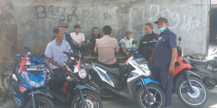 Sambangi Pangkalan Ojek, Bhabinkamtibmas Kelurahan Lembursitu Himbau Kamtibmas