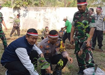 Hijaukan Lingkungan, Kapolsek Lembursitu Tanami Puluhan Pohon