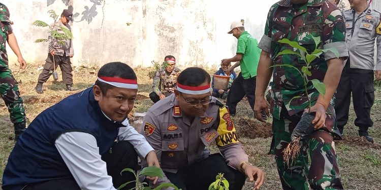 Hijaukan Lingkungan, Kapolsek Lembursitu Tanami Puluhan Pohon