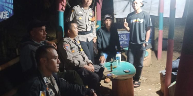 Patroli Dialogis Malam Hari, Upaya Anggota Polsek Lembursitu Cegah Gangguan Kamtibmas