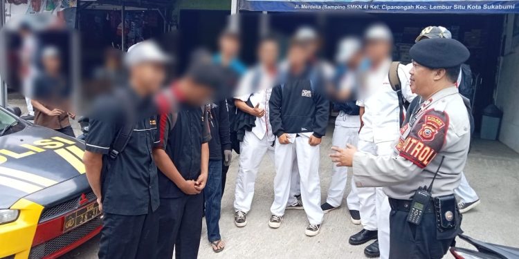 Antisipasi Bubaran Anak Sekolah, Polsek Lembursitu Lakukan Patroli