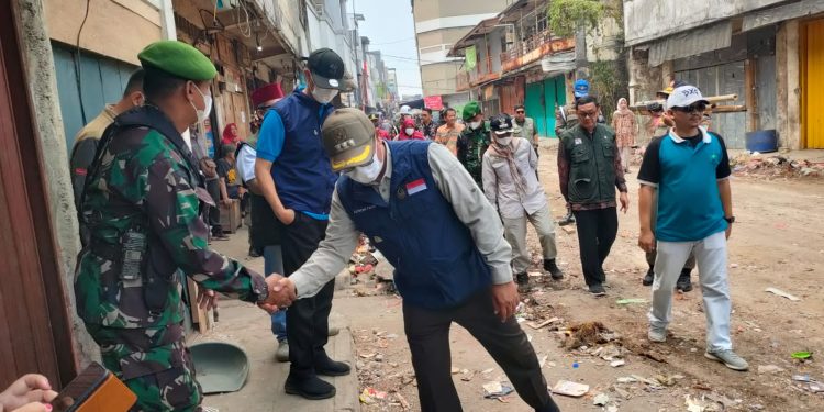 Kodim 0607/Kota Sukabumi Amankan Penertiban Pedagang/PKL Pasar Ciwangi di Ruas Jalan Yulius Usman Kota Sukabumi
