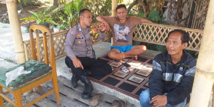 Sambang, Bhabinkamtibmas Ajak Warga Masyarakat Agar Bahu Membahu Menjaga Keamanan di Wilayah