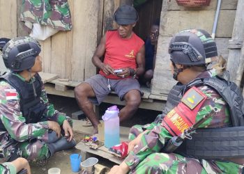 Jalin Keakraban, Satgas Pamtas RI-PNG Yonif 310/KK Ajak Warga Ngopi Bareng