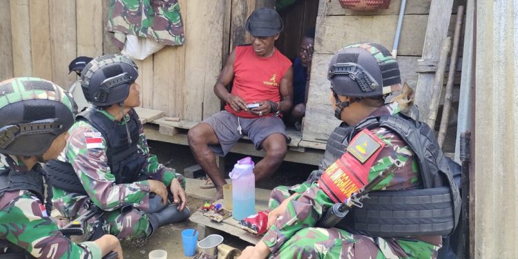 Jalin Keakraban, Satgas Pamtas RI-PNG Yonif 310/KK Ajak Warga Ngopi Bareng