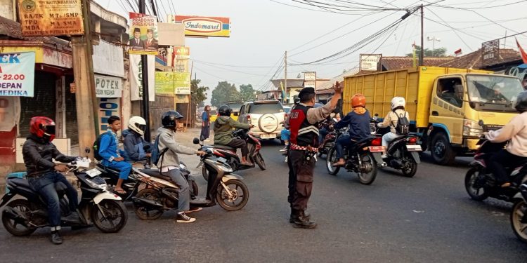 Bentuk Pelayanan Terhadap Masyarakat Anggota Polri Melaksanakan Pengaturan Lalu Lintas