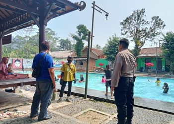 Patroli Dialogis Anggota Polsek Lembursitu di Obyek Wisata