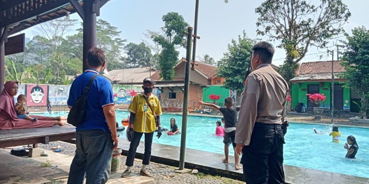 Patroli Dialogis Anggota Polsek Lembursitu di Obyek Wisata
