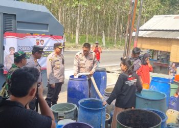 Salurkan Air Bersih Kepada Warga Terdampak Musim Kemarau, Ini Pesan Kapolres Sukabumi